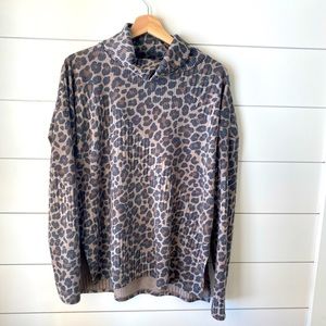 Like new BKE top, with side slits.